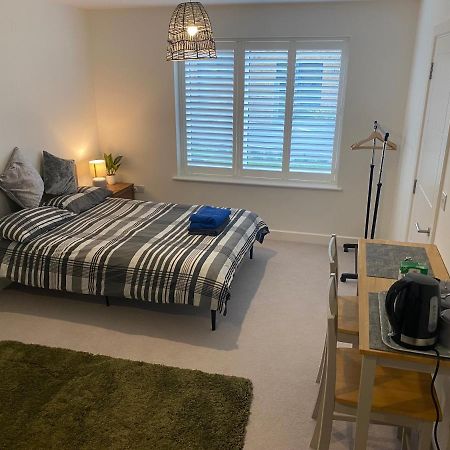Very Large Double Room With Corner Sofa, Sky Tv, Netflix Etc, Fridge And Microwave Newhaven Kültér fotó