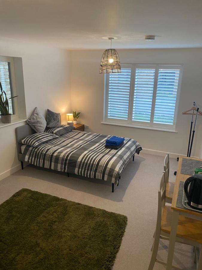 Very Large Double Room With Corner Sofa, Sky Tv, Netflix Etc, Fridge And Microwave Newhaven Kültér fotó