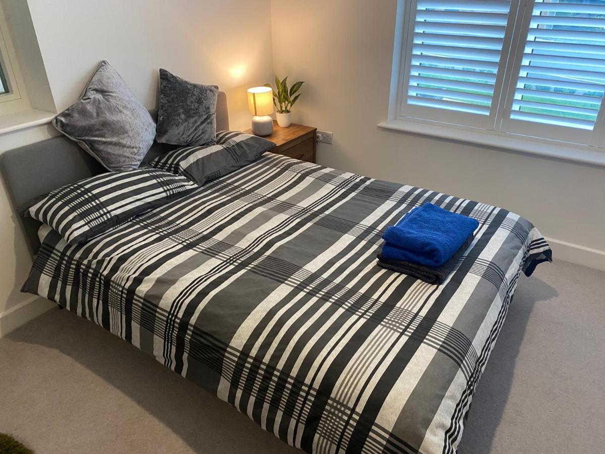 Very Large Double Room With Corner Sofa, Sky Tv, Netflix Etc, Fridge And Microwave Newhaven Kültér fotó