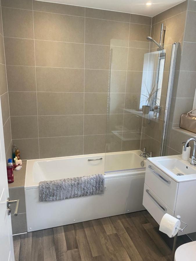 Very Large Double Room With Corner Sofa, Sky Tv, Netflix Etc, Fridge And Microwave Newhaven Kültér fotó