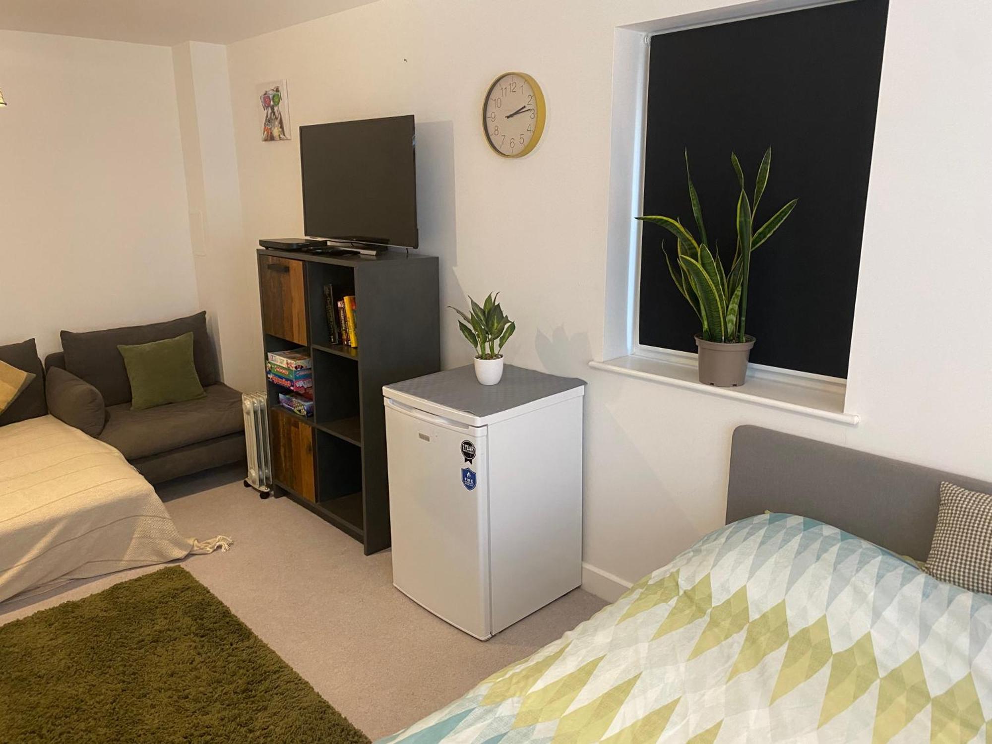 Very Large Double Room With Corner Sofa, Sky Tv, Netflix Etc, Fridge And Microwave Newhaven Kültér fotó