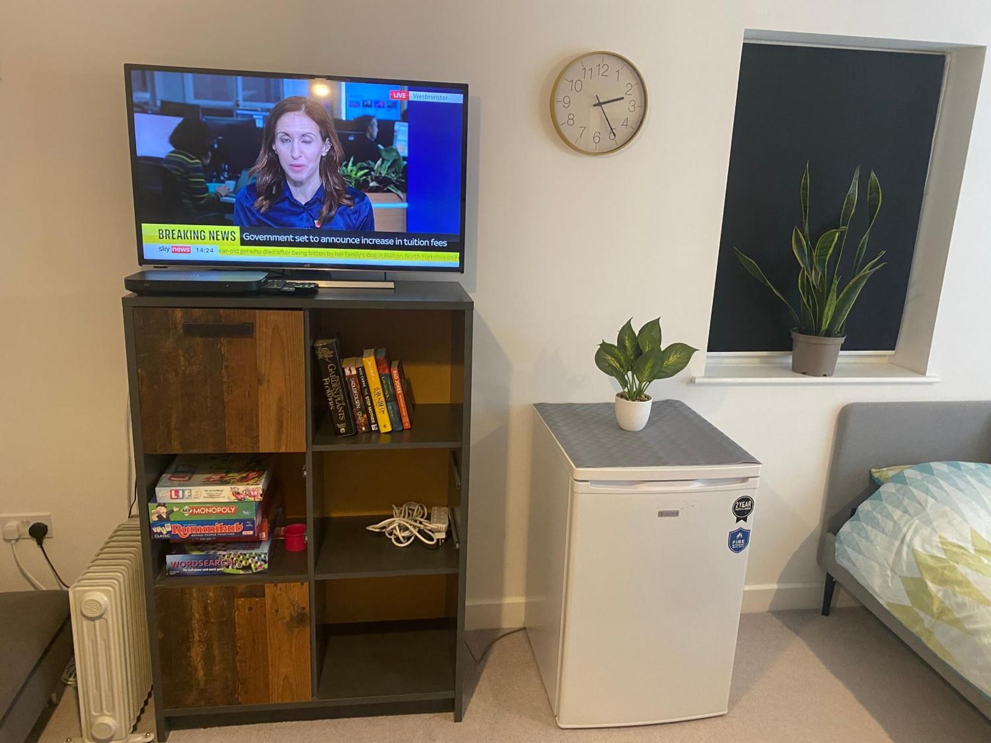 Very Large Double Room With Corner Sofa, Sky Tv, Netflix Etc, Fridge And Microwave Newhaven Kültér fotó